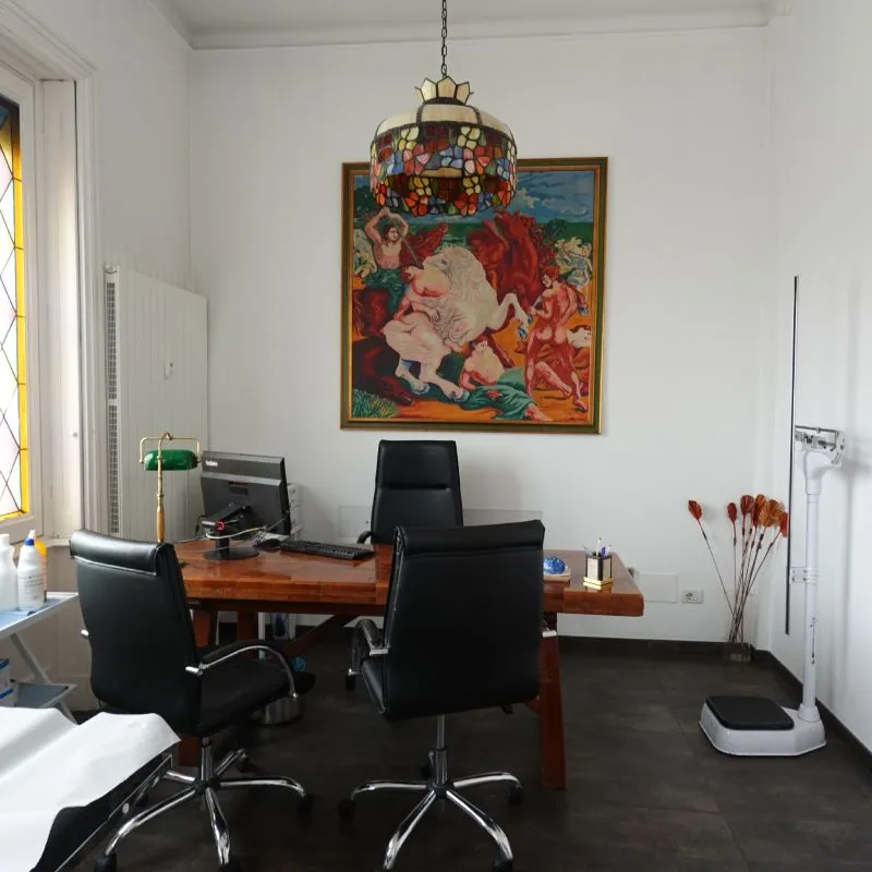 Lo studio del medico dove si discutono referti ed esami