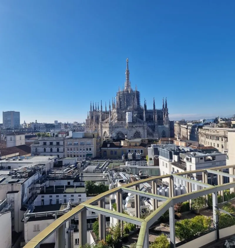 La terrazza di FI Multicare in Galleria del Corso, con vista sulle guglie del Duomo di Milano