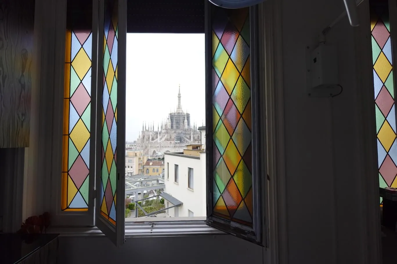 Le vetrate dello studio incorniciano le guglie del Duomo