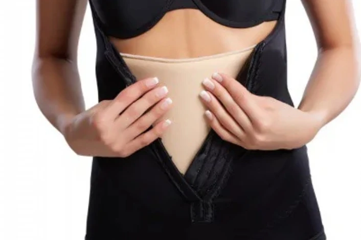 Guaina post-operatoria indossata con il cuscino di compressione inserito sull'addome