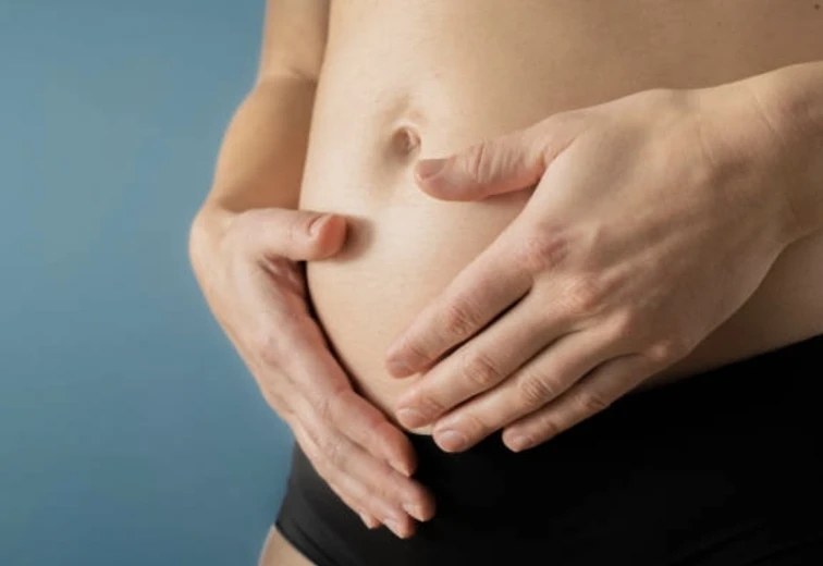 Il gonfiore che aumenta dopo i pasti è uno dei segnali precoci
