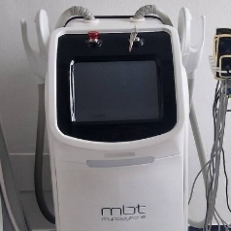Applicatore magnetico posizionato con la fascia sulla parete addominale