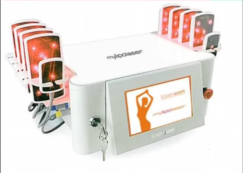 Seduta di MyLipolaser: i pannelli laser appoggiati sull'addome della persona distesa