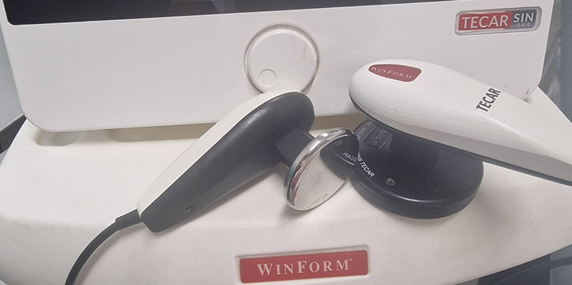 Seduta di tecarterapia: l'elettrodo mobile viene fatto scorrere sull'addome con gel conduttivo