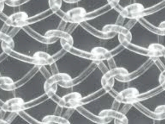 Ingrandimento al microscopio dei filamenti intrecciati di una rete chirurgica