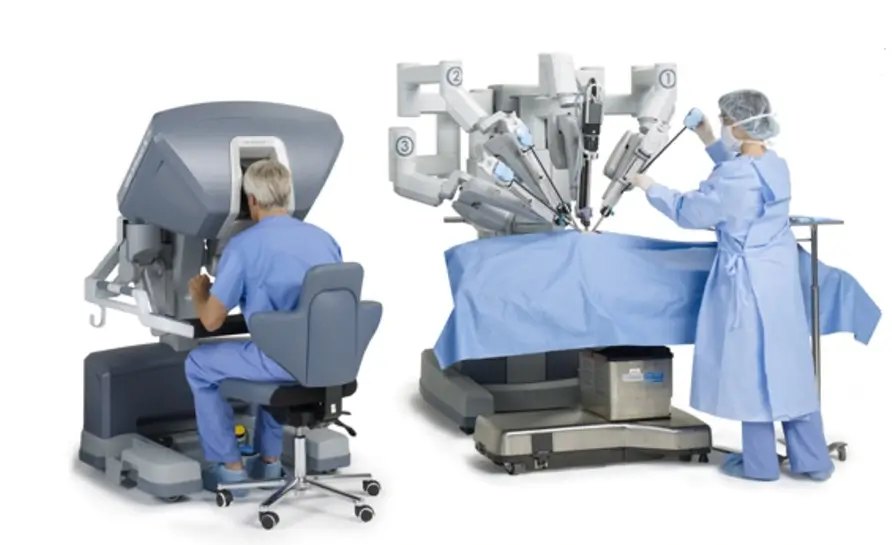 Chirurgia robotica: il chirurgo opera dalla console con bracci articolati a 360 gradi